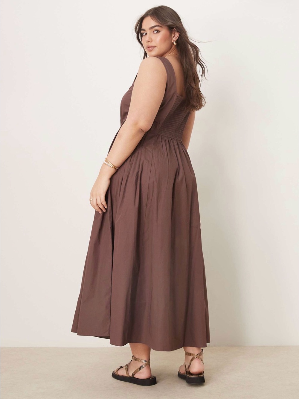 ASOS Curve square neck pleated waist midi sundress in chocolate - Picture 3 of 4